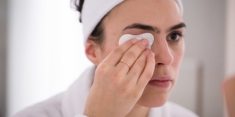 How to Remove Make Up